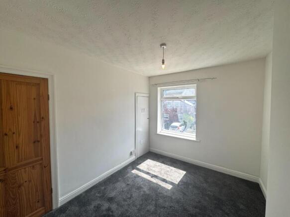 2 bed Terraced to rent Image 6