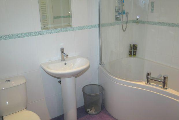 Ensuite Bathroom 3