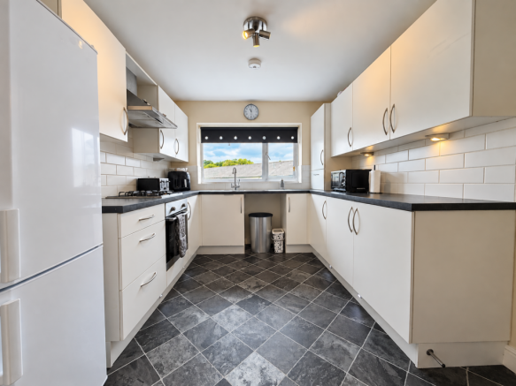 Red Holt Drive, Keighley, BD21 5AB photo 4