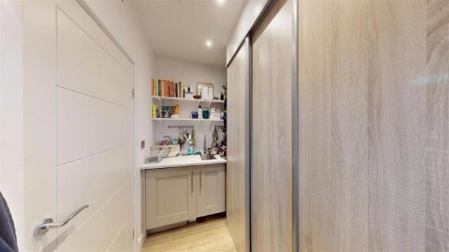 5 bed Detached for sale Image 12