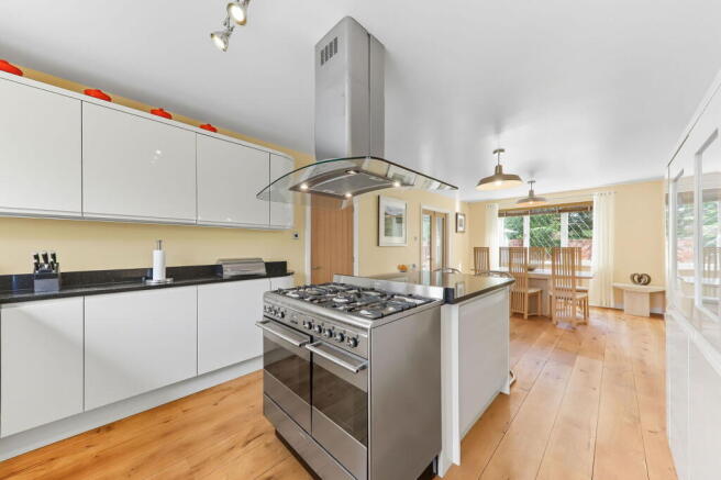 4 bed Detached for sale Image 9