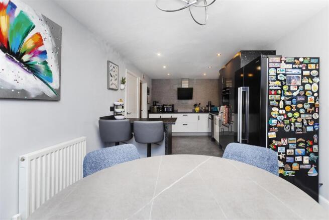 5 bed Detached for sale Image 8