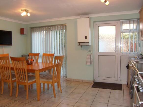 KITCHEN/DINING