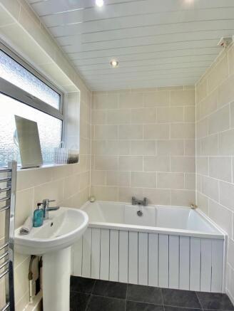 Gardner Rd - bathroo