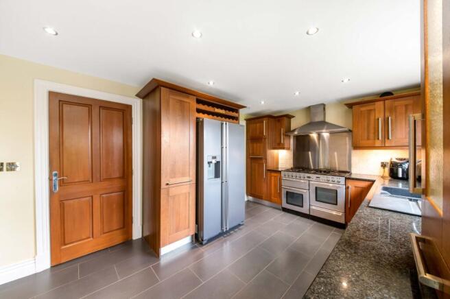 5 bed Detached for sale Image 9