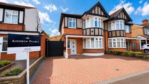 52, Abbotsbury Gardens, Pinner HA5 1SX