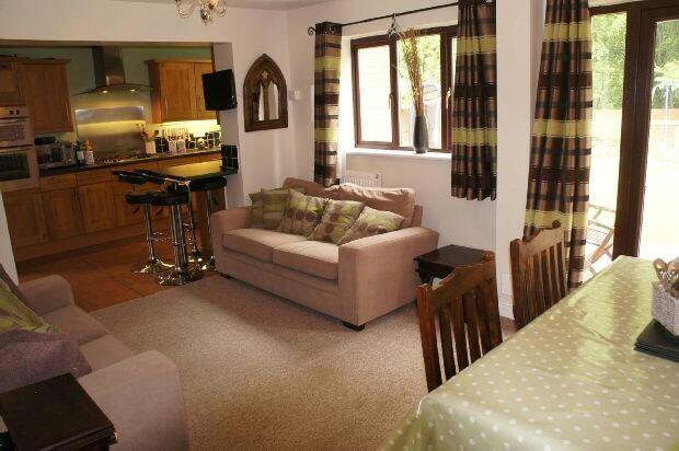 DINING ROOM/LIVING A
