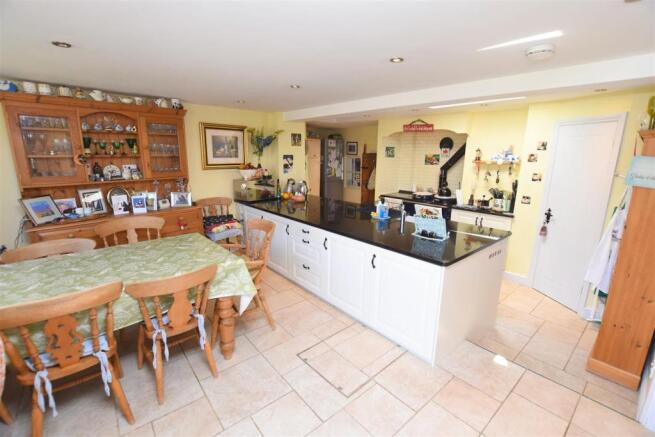 kitchen dining 1.JPG