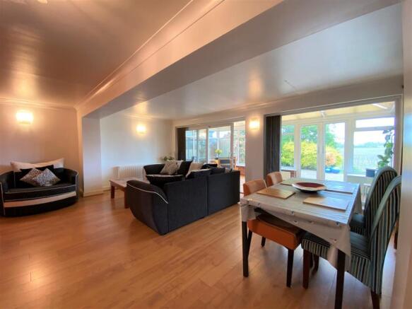 Lounge/Dining Room