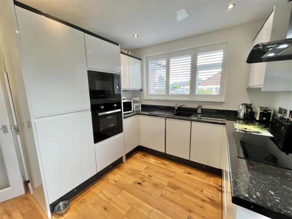 Barleycroft, Hadfield, Glossop photo 4
