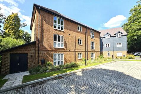 Woodside Close, Bagshot, Surrey, GU19