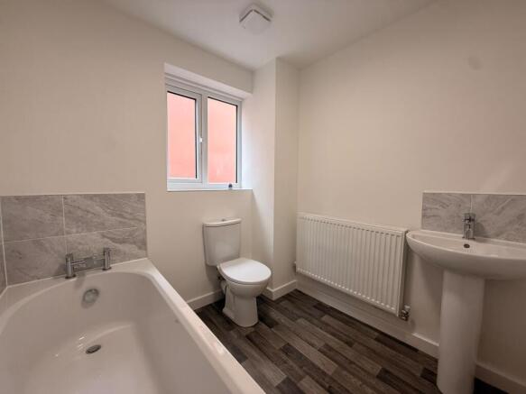 4 bed House to rent Image 11