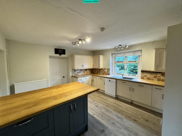 4 bed Semi-Detached to rent Image 2