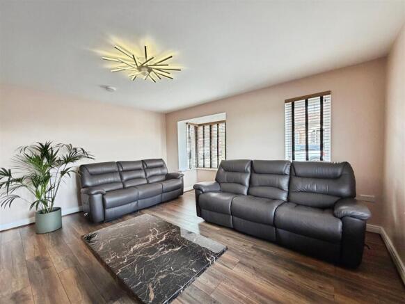 4 bed Detached for sale Image 4