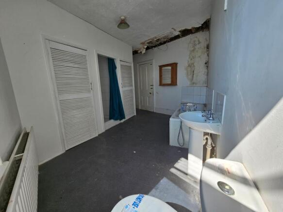 Flat, 33 Market Square, Crewkerne, Somerset TA18 7LP photo 3
