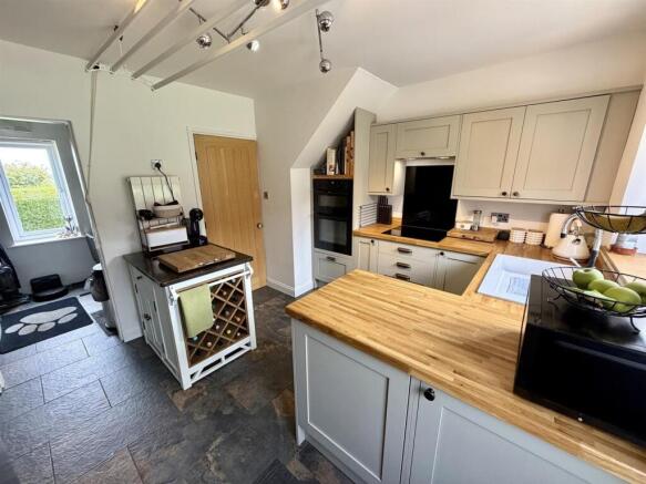 3 bed Semi-Detached for sale Image 4