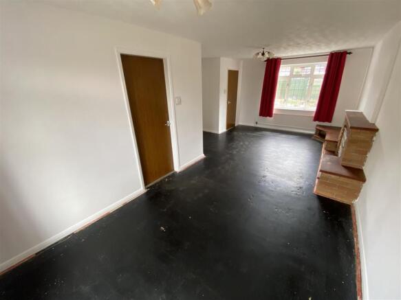 LOUNGE/DINING ROOM