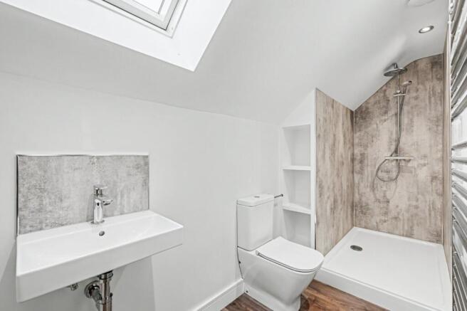 4 bed House to rent Image 10