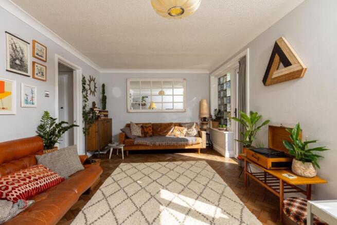 16 Lambourn Close-4.jpg