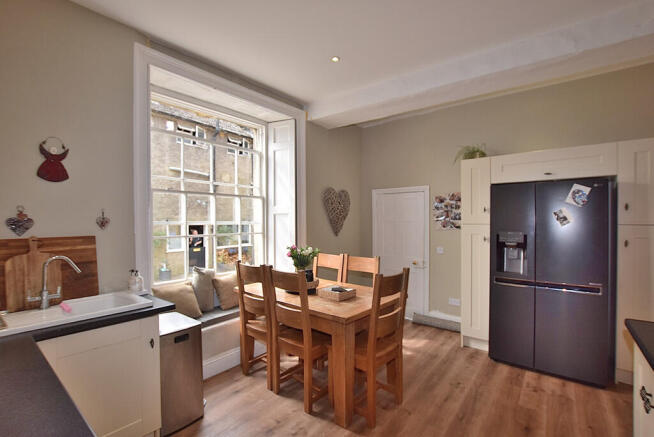 4 bed Semi-Detached for sale Image 8