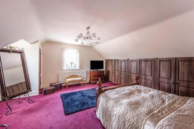5 bed Detached for sale Image 10