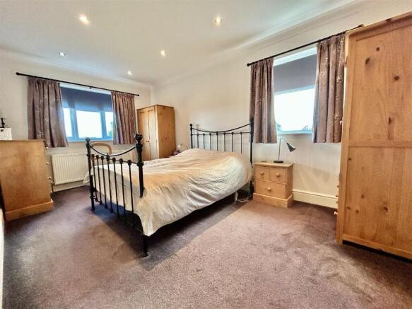 5 bed Detached for sale Image 10
