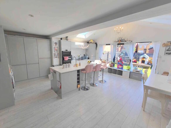 4 bed Semi-Detached for sale Image 7