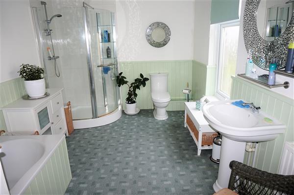 FAMILY BATHROOM :