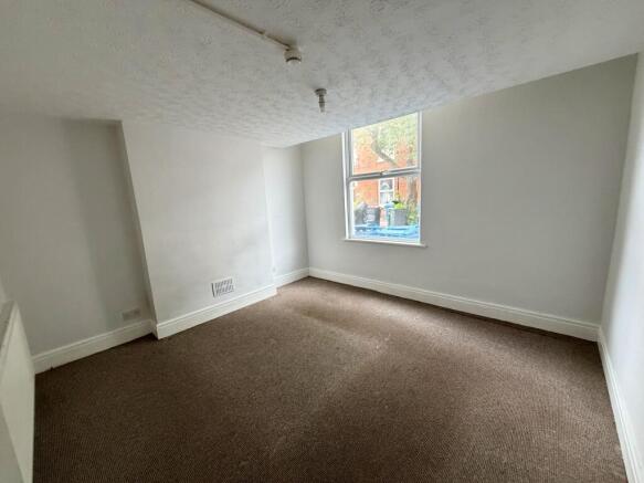 2 bed Apartment to rent Image 3