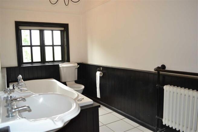 FAMILY BATHROM