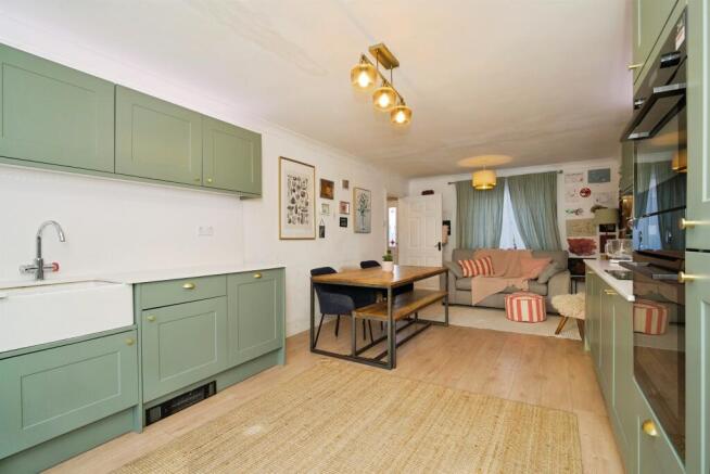 4 bed Detached for sale Image 7