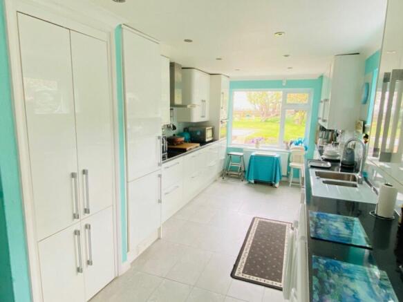 KITCHEN/BREAKFAST ROOM