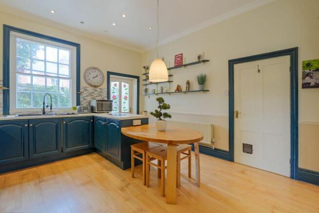 7 bed Detached for sale Image 6