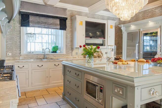 7 bed Detached for sale Image 6