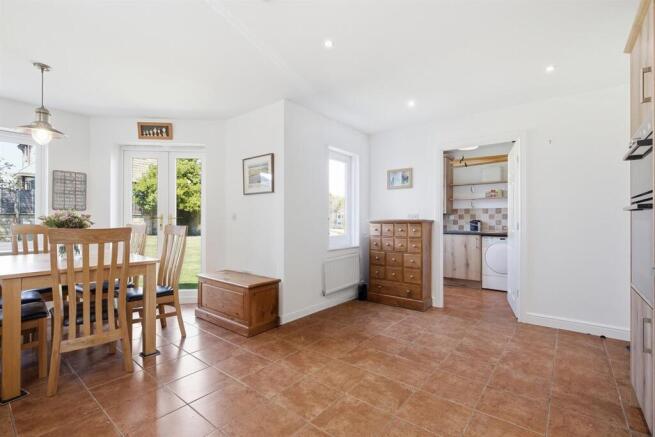5 bed Detached for sale Image 5