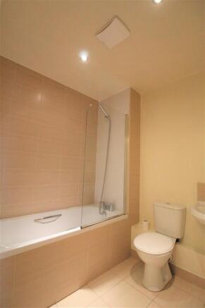 2 bed Apartment to rent Image 4
