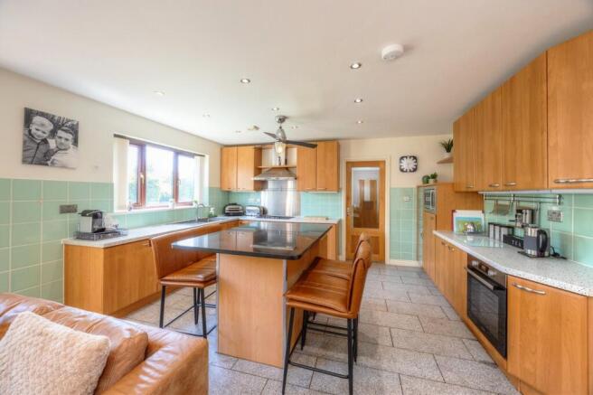 4 bed Detached for sale Image 12