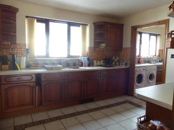 KITCHEN 2.JPG