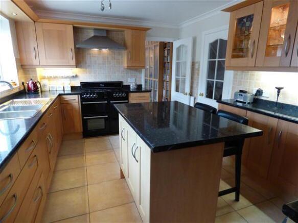 KITCHEN/BREAKFAST