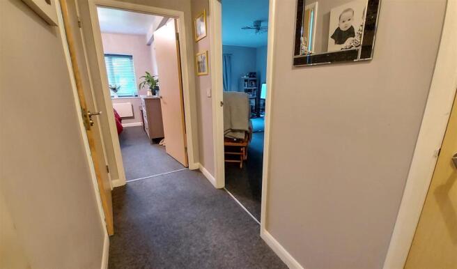 L-SHAPED HALLWAY