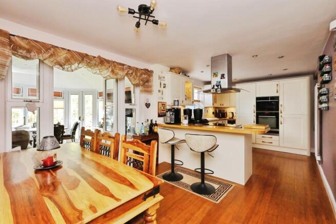 4 bed Detached for sale Image 4