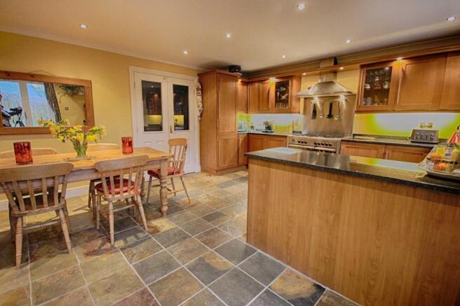 KITCHEN/DINING ROOM