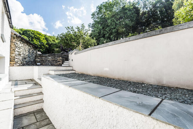 Rear steps to Par...