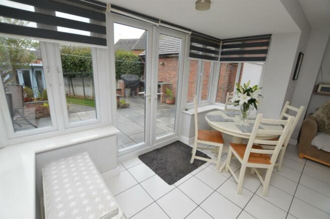 Open plan kitchen/dining/living room