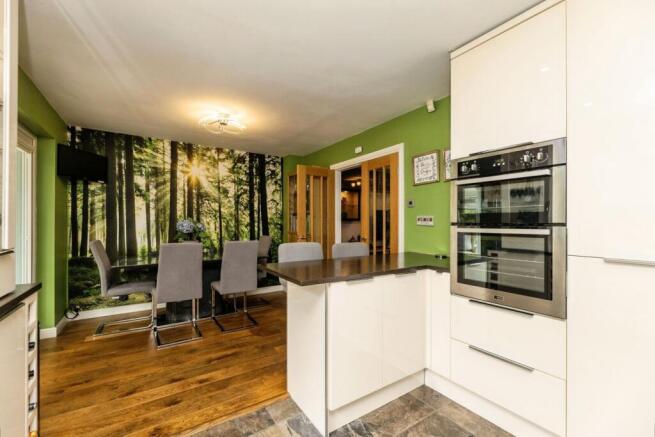 4 bed Detached for sale Image 5