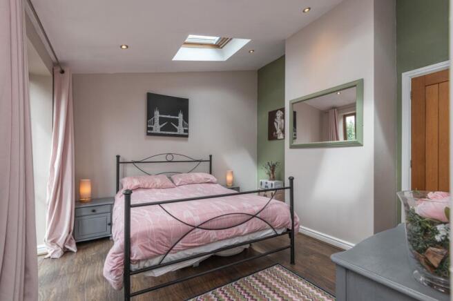 5 bed Detached for sale Image 7