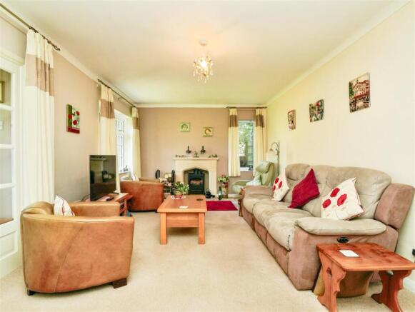 4 bed Detached for sale Image 3