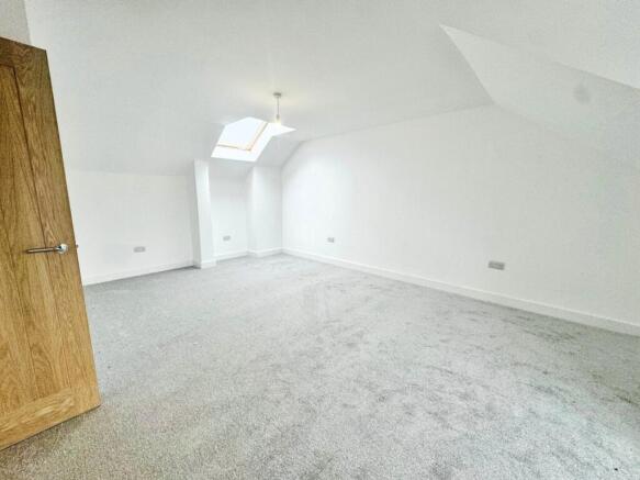 2 bed Apartment to rent Image 4