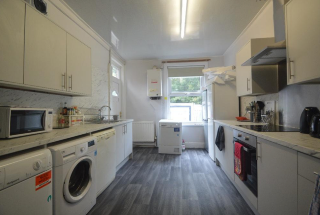 5 bed House to rent Image 5