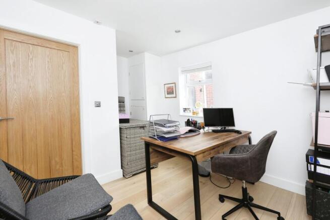 5 bed Detached for sale Image 7